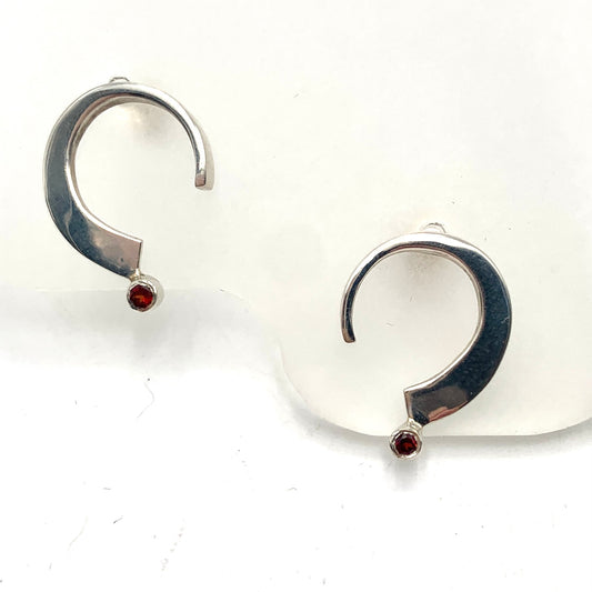 SS Forged Stud Earrings w Garnet